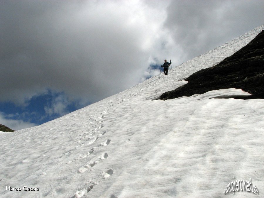 21_Iniziamo la discesa per scivoli di neve.jpg